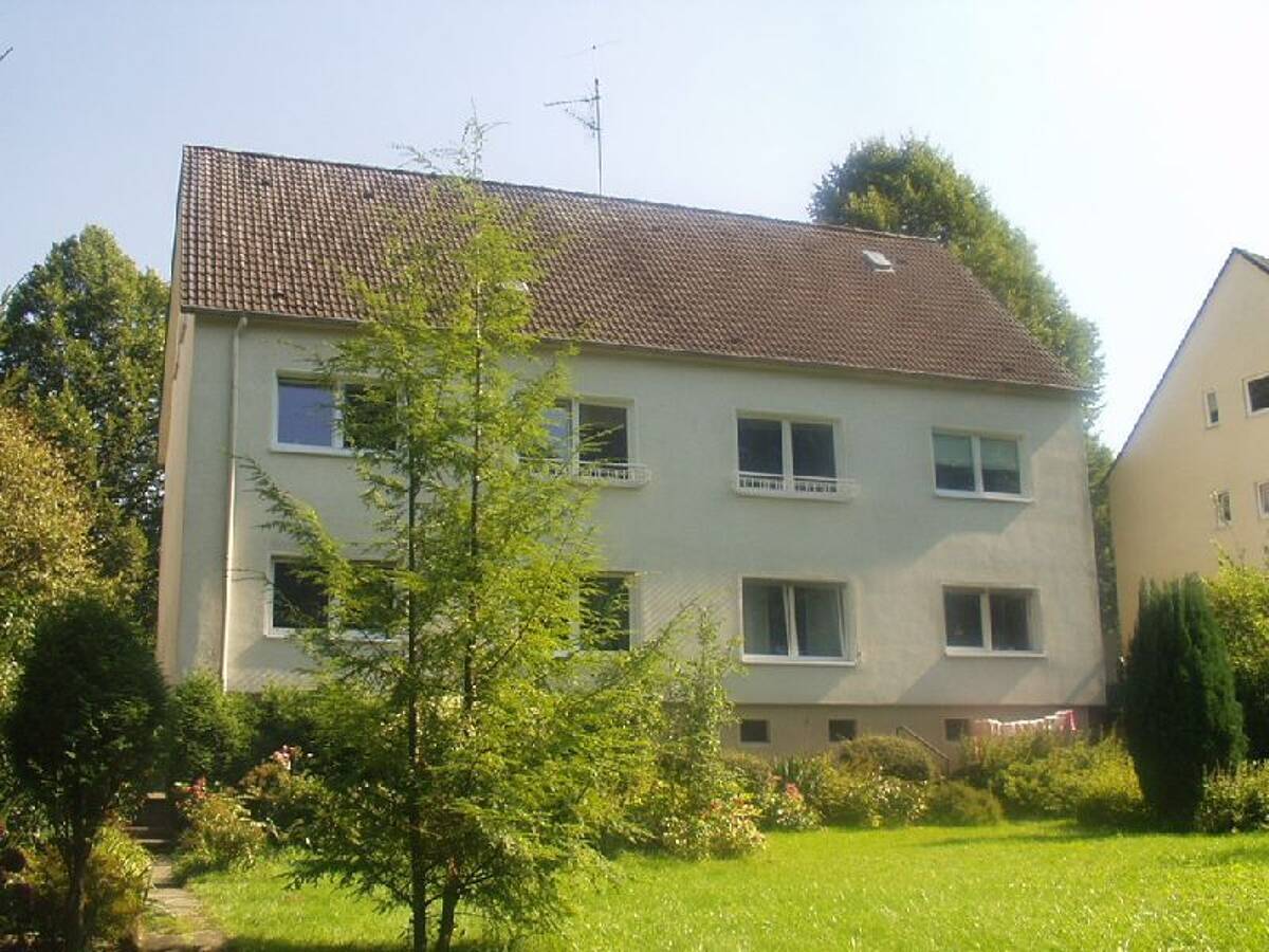 Modernisierte 2-Zi.-Whg eigenem Gartenanteil, Holzdielen und Wohnküche in direkter Waldrandlage auf der Margarethenhöhe! – 45149 Essen – Bild 1 von 3