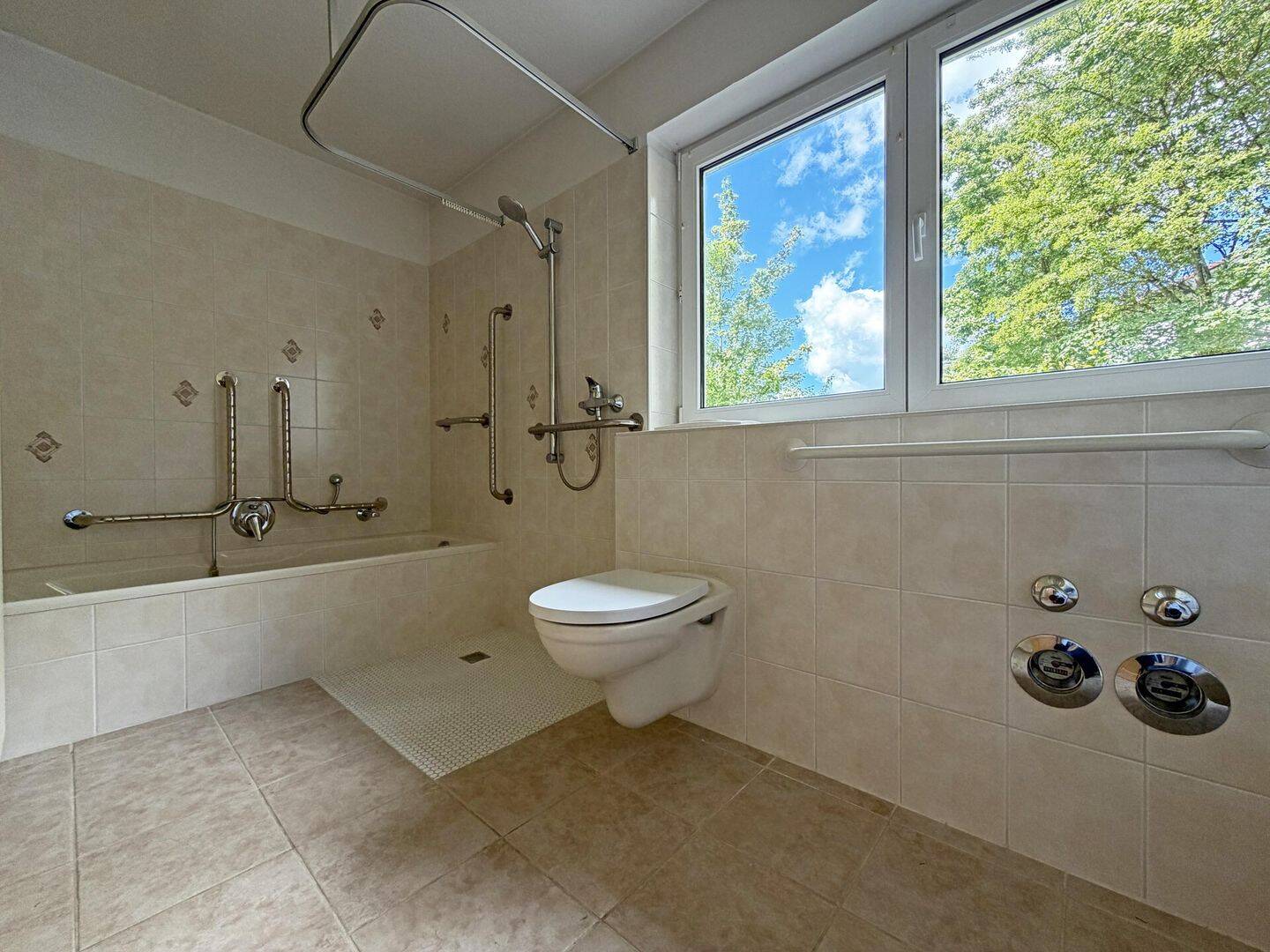 Großzügiges Zuhause. 8 Zimmer. 223 m². Garten, Garage und 2 Stellplätze. Viel Platz für Ihre Ideen. – Gottmadingen – Vorschaubild 8