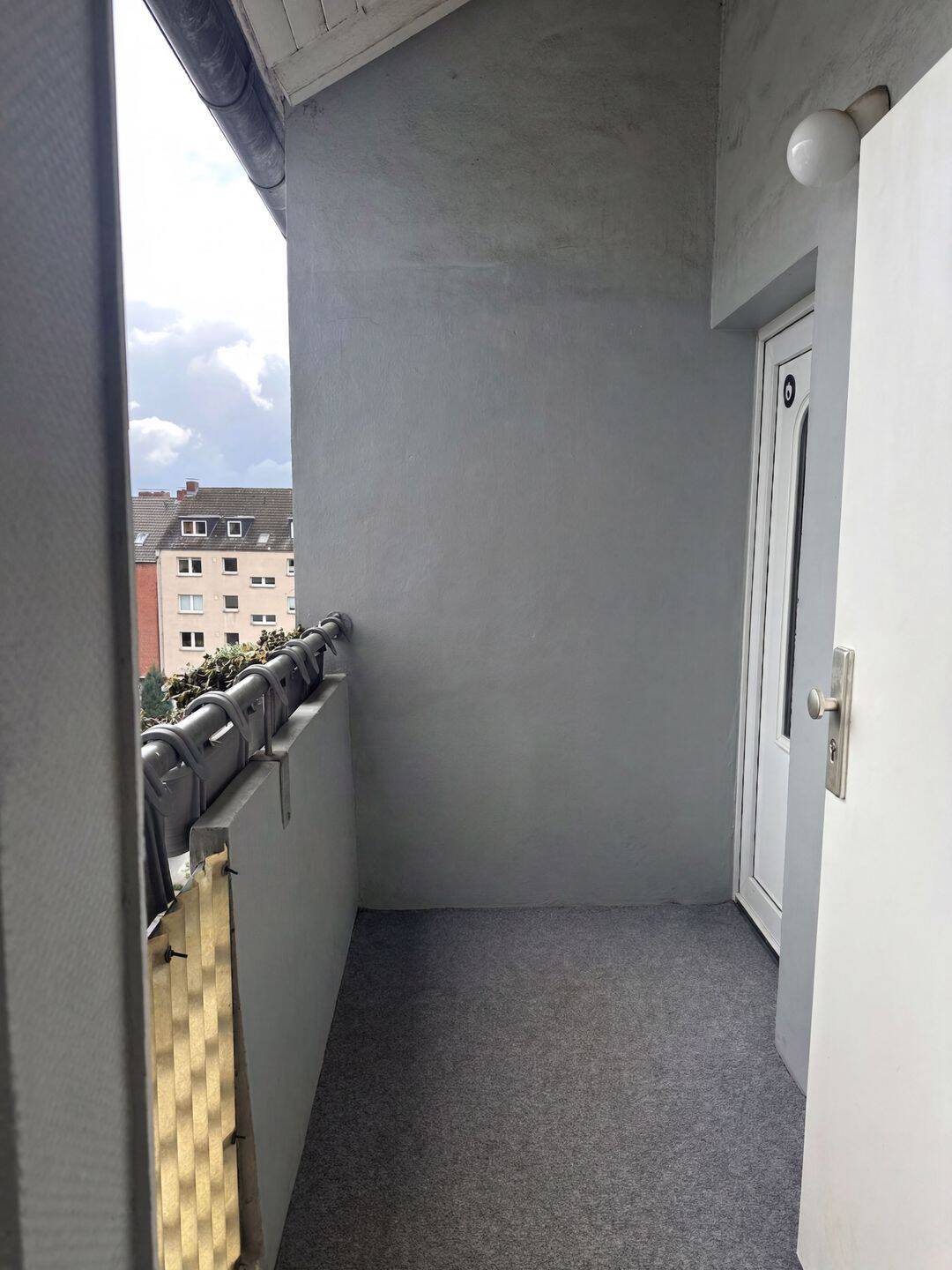Lichtdurchflutetes 2-Zimmer-Raumwunder im 3. OG: Moderner Schnitt, Traumblick vom Balkon & separater Eingang! – Essen – Vorschaubild 4