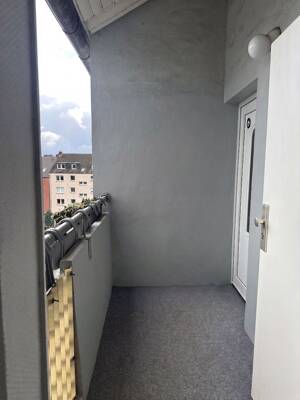 Lichtdurchflutetes 2-Zimmer-Raumwunder im 3. OG: Moderner Schnitt, Traumblick vom Balkon & separater Eingang! – 45143 Essen – Vorschaubild 4