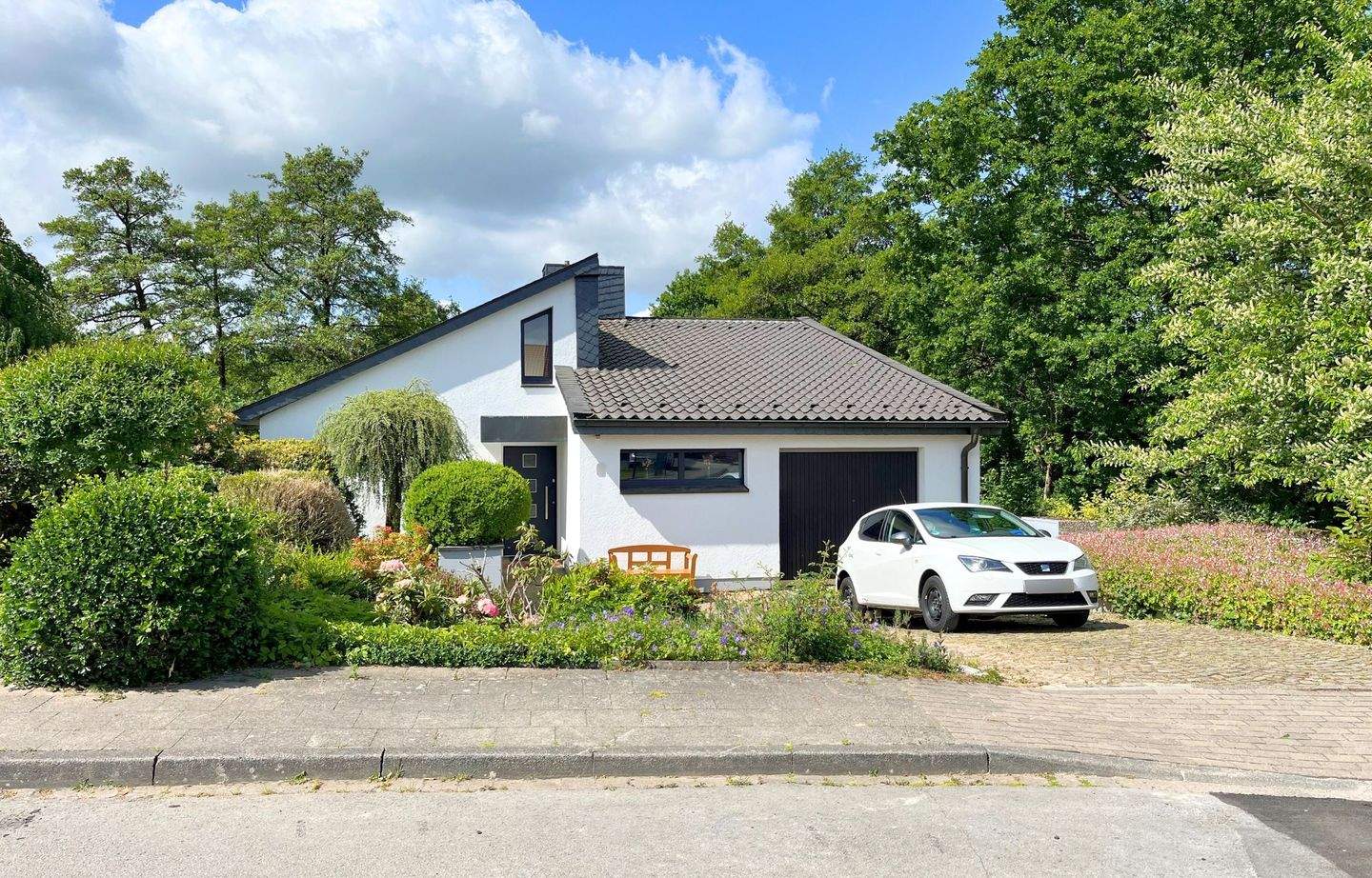 Extravaganz pur. Moderner Komfort trifft rustikalen Charme. – Lügde – Bild 1 von 9
