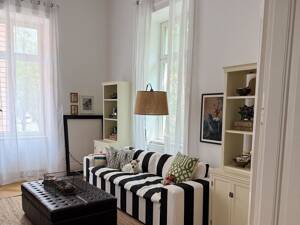 Stilvolle Altbauwohnung mit vier Zimmern, Balkon und moderner Küche in Bahnhofsnähe