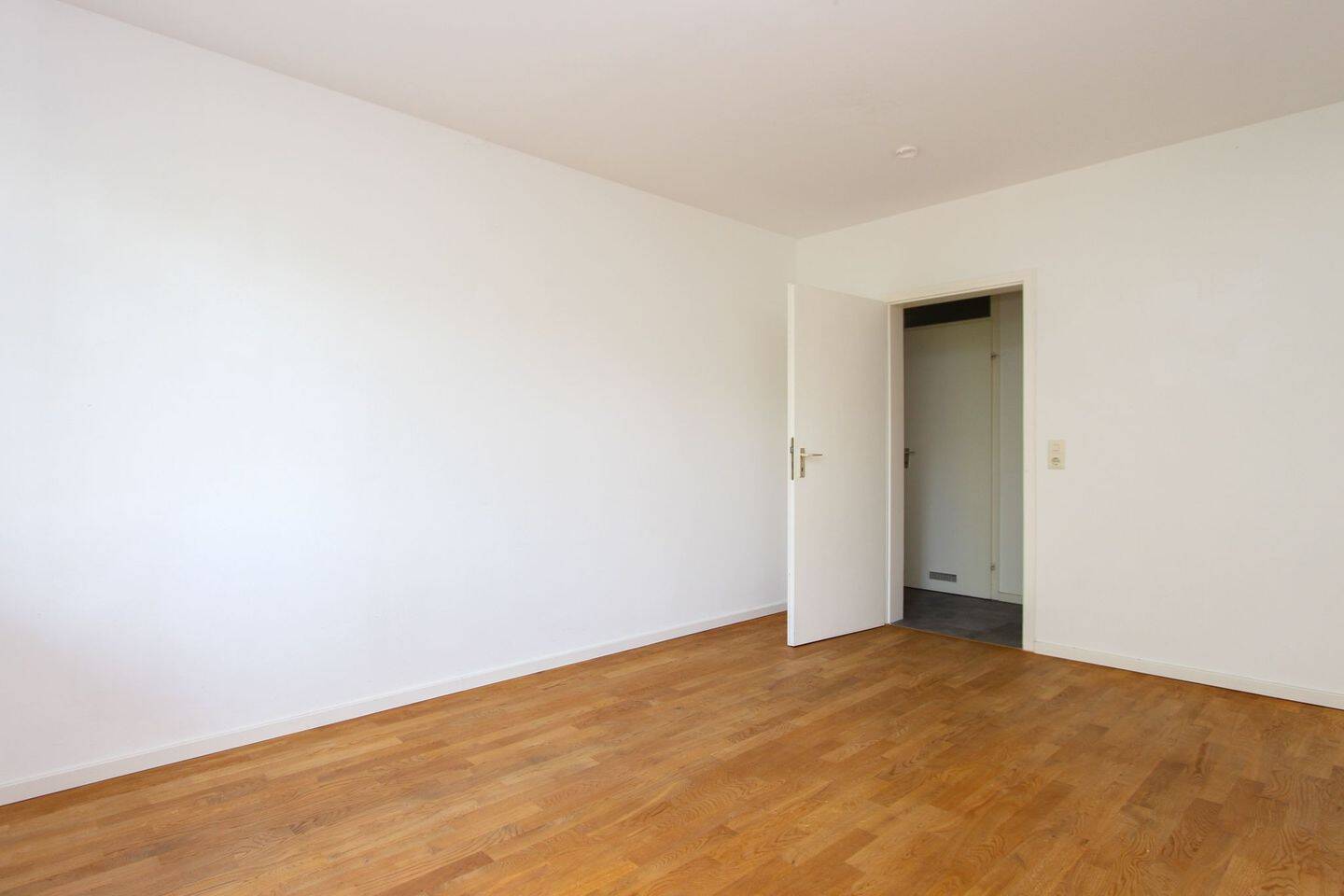 2,5-Zimmer-Wohnung mit großem Balkon und Blick ins Grüne – München – Vorschaubild 5