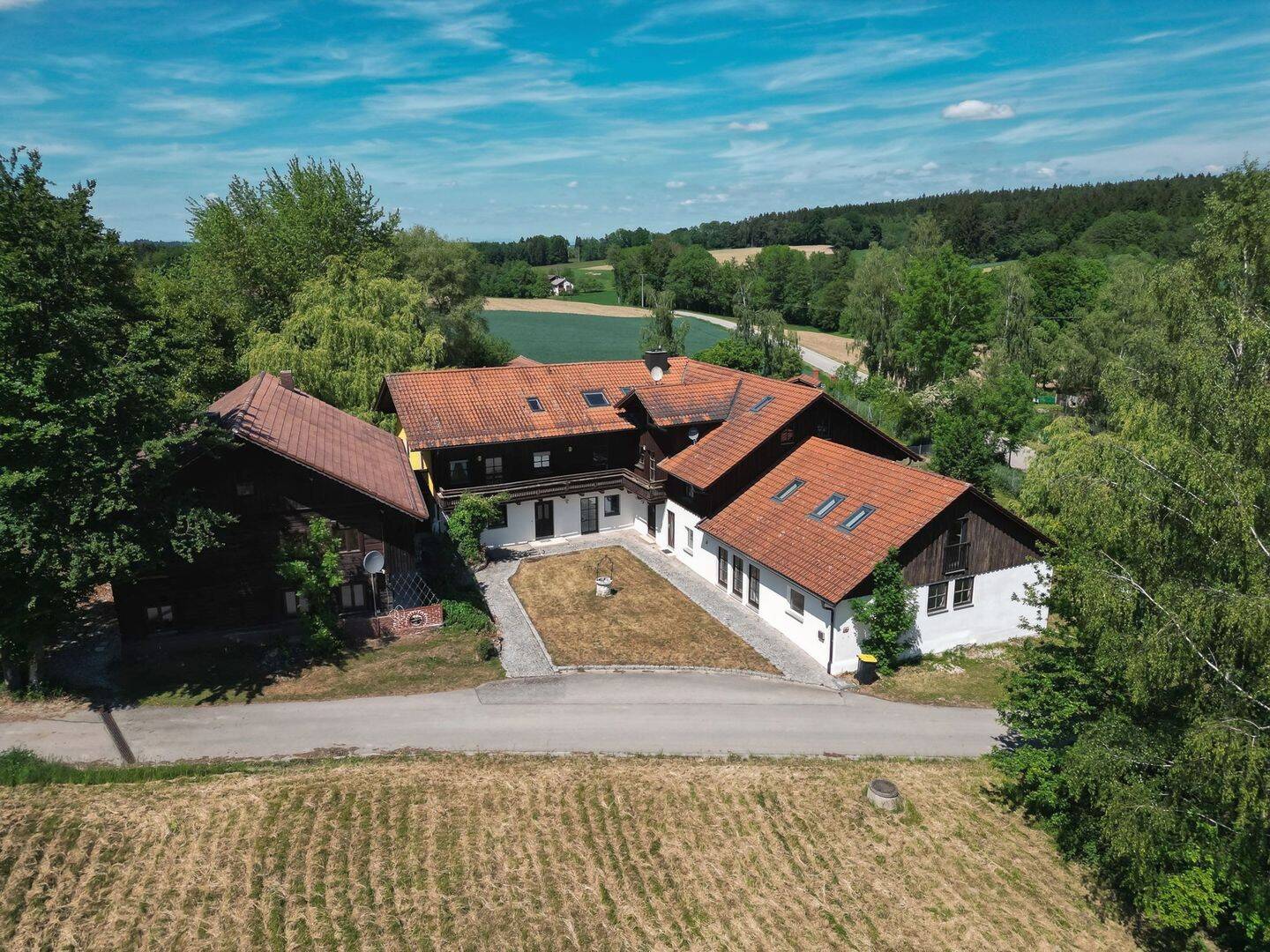 Vielseitig nutzbares Anwesen mit 5 Wohneinheiten, Lagerhalle und Teich – Bad Birnbach – Bild 1 von 9