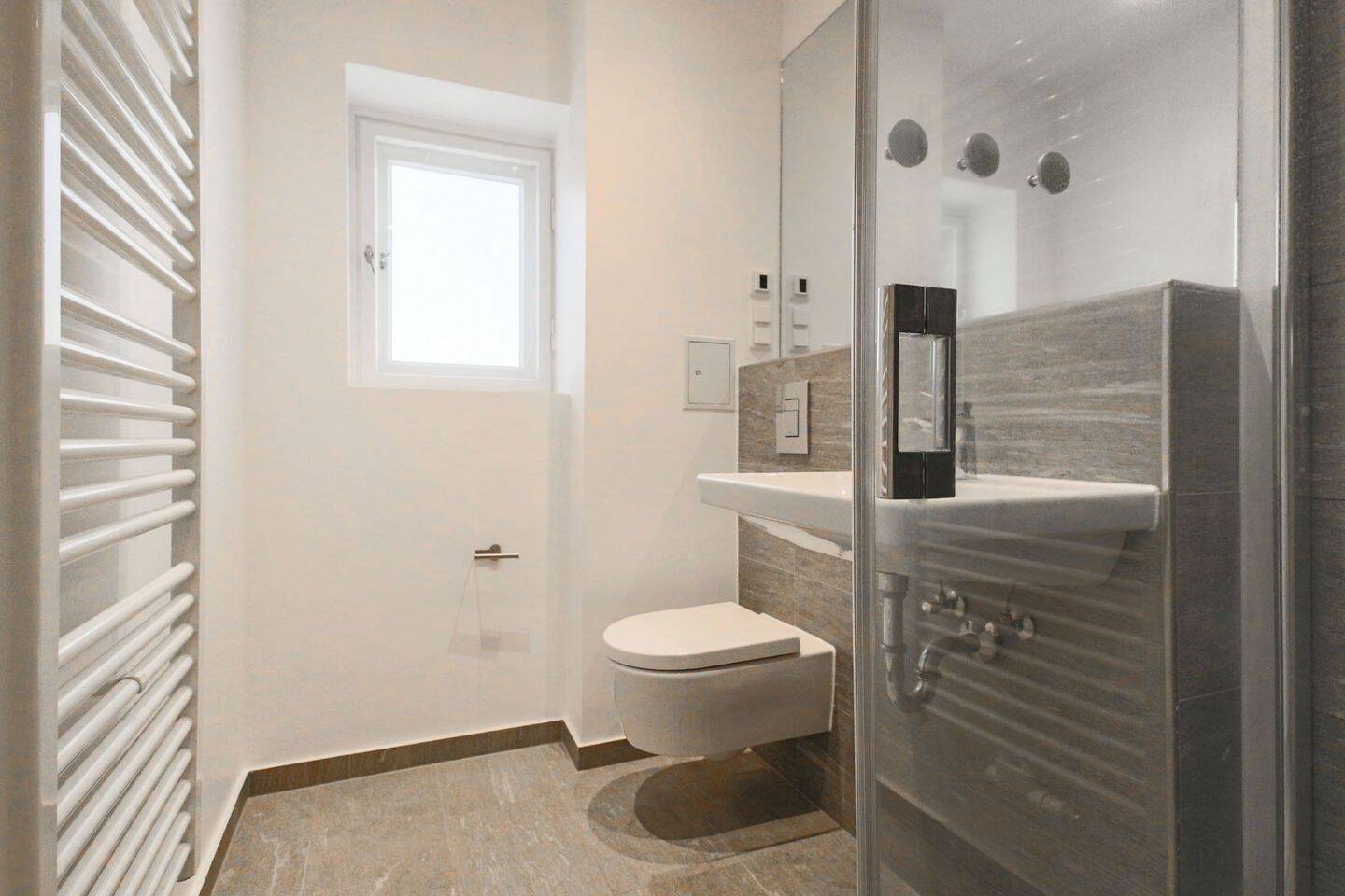 Ruhige 2-Zimmer-Erdgeschosswohnung mit neuer Küche und modernem Wohnkomfort – Berlin – Vorschaubild 3