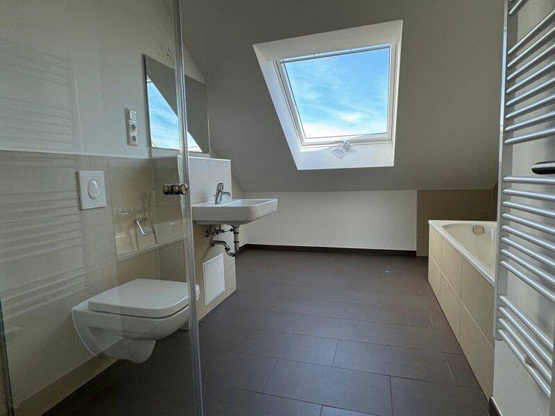 Schicke 3-Zimmer-Wohnung im Neubau mit Dachterasse, EBK und Tageslichtbad mit Dusche + Wanne – Leipzig – Vorschaubild 6