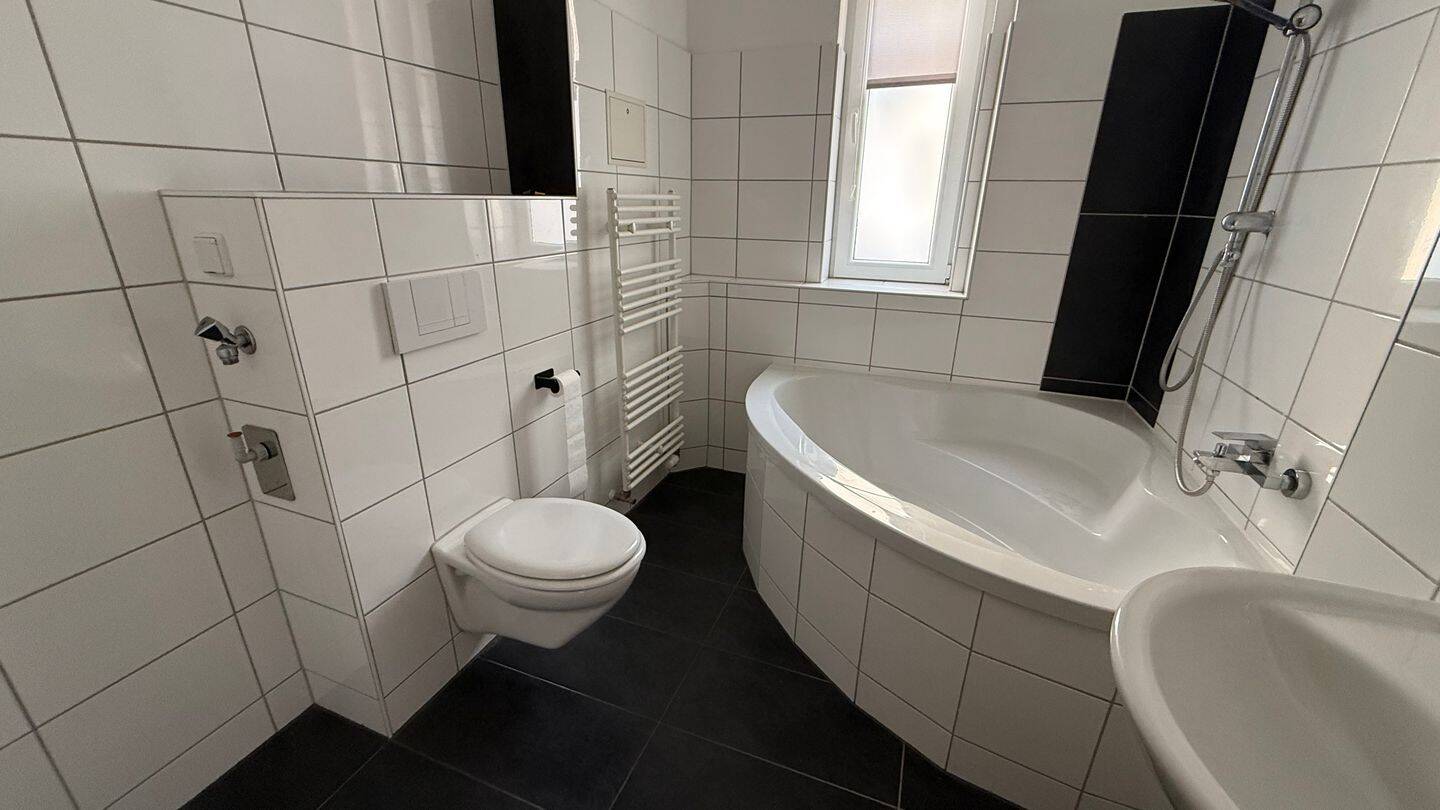 WG-gerechts im 2. OG *moderne Bodenbeläge - Eckbadewanne - Balkon - City-Nah – Chemnitz – Vorschaubild 3
