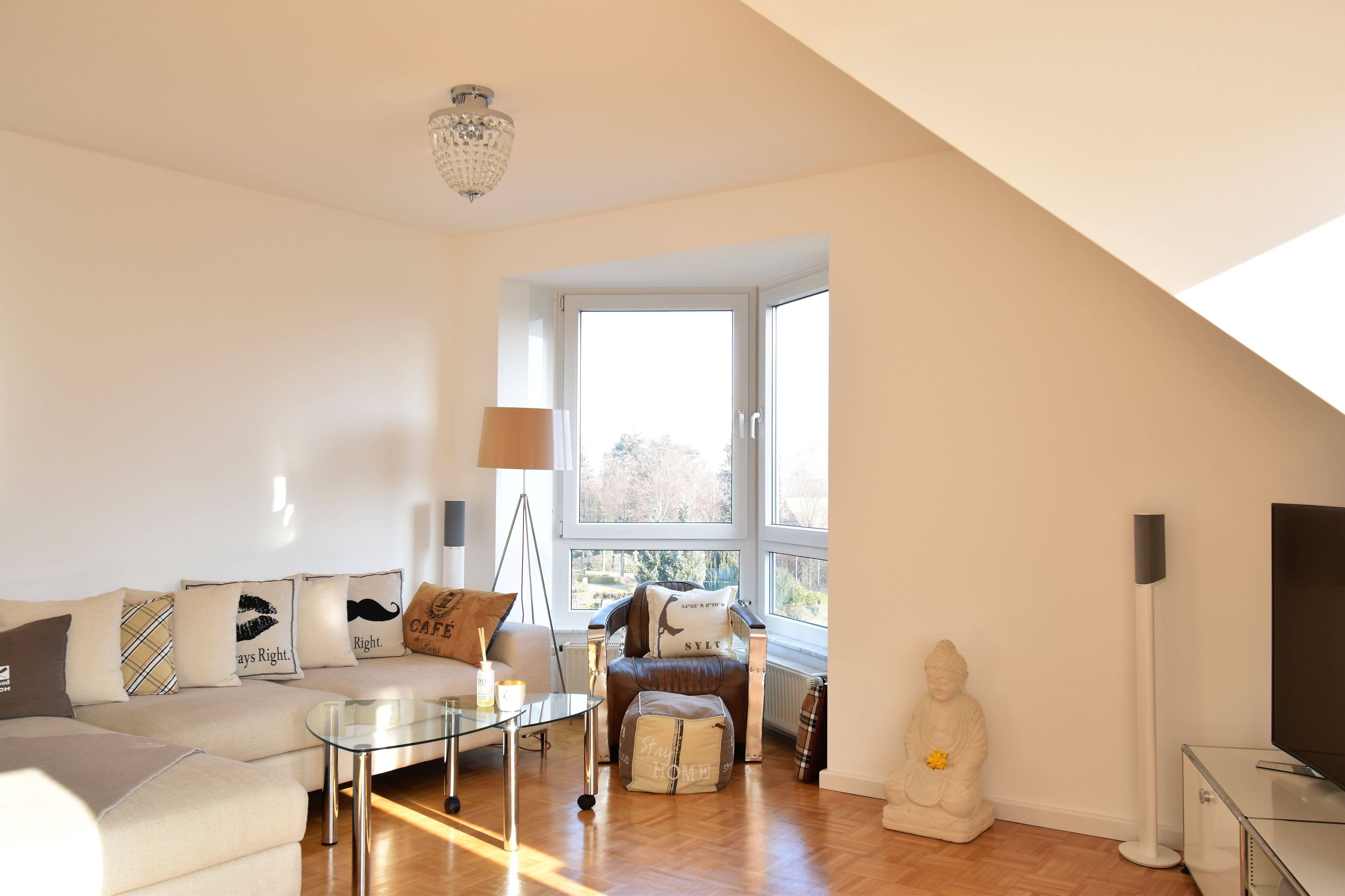 Wennigsen / Helle 3-Zimmer-Dachgeschoss-Wohnung mit Deisterblick - Stilvolle Designmöbel können ü