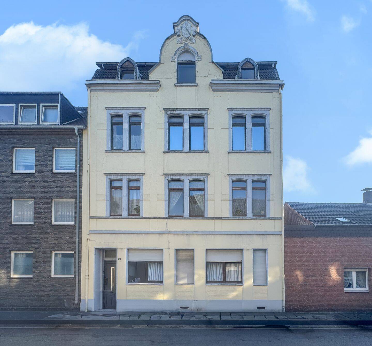 Mehrfamilienhaus mit 7 WE ca.442m² und 2 Garagen in Oberhausen KAPITALANLAGE -Nettorendite 10,06 %-