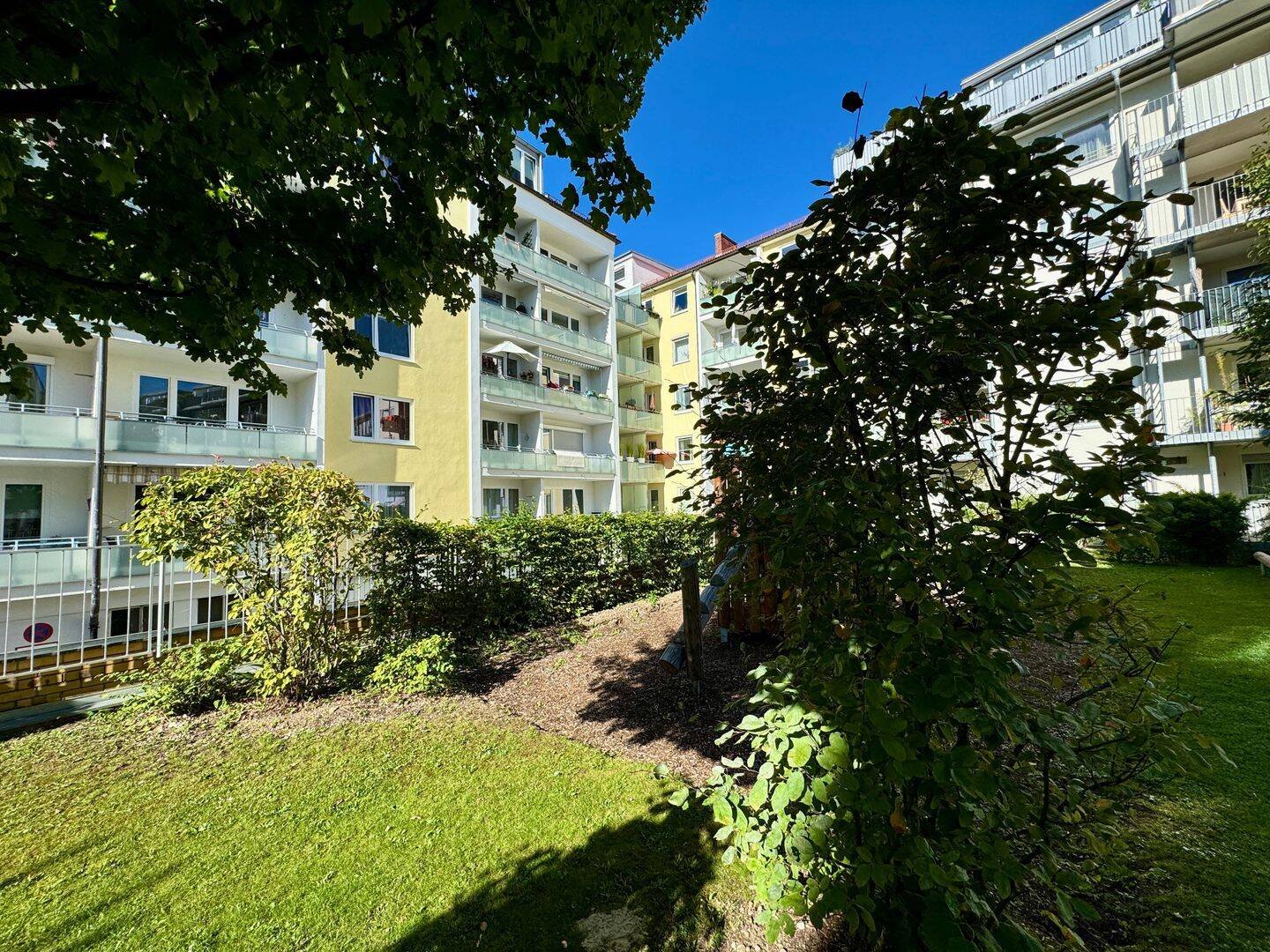 HELLE, GUT GESCHNITTENE 3 ZIMMER-WOHNUNG IM MODERNISIERTEN WOHNUHAUS UND IN ZENTRUMSNAHER WOHNLAGE – München – Vorschaubild 2