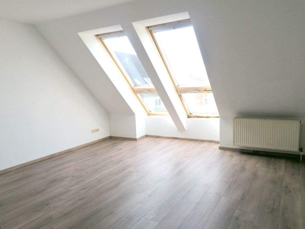 !! Dachgeschoss, 3-Zimmer-Wohnung mit Laminat und Aufzug !!