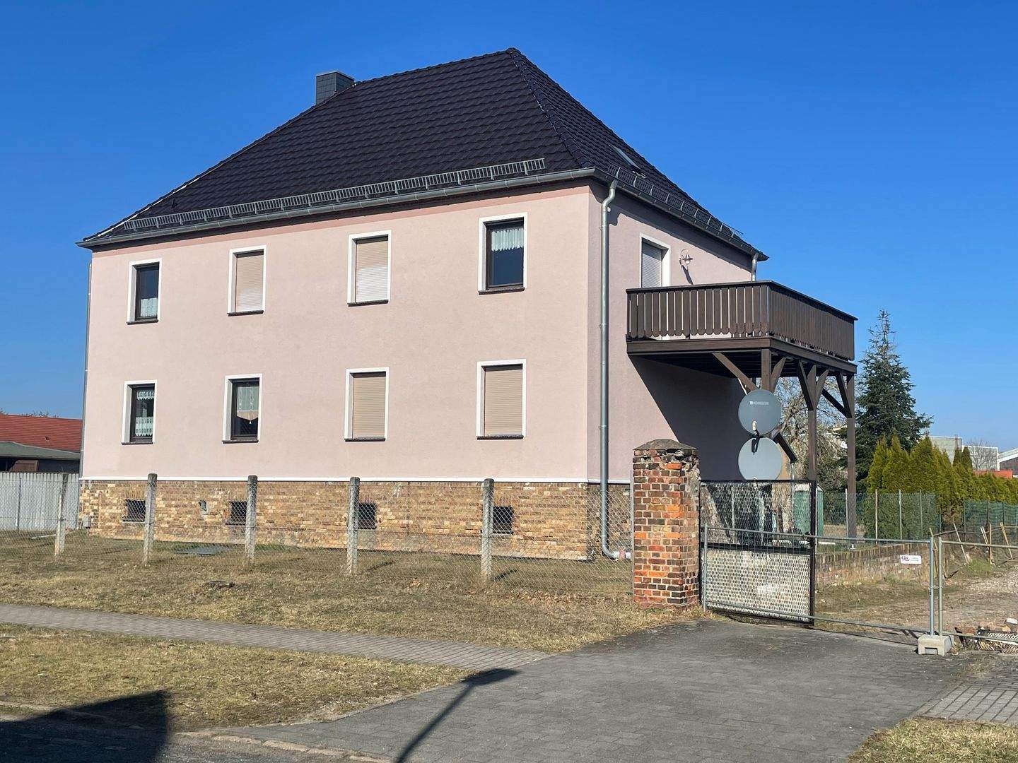 Großes, freistehendes Einfamilienhaus mit 2 Wohnungen in Gräfenhainichen Zschornewitz zu verkaufen – Gräfenhainichen – Bild 1 von 9