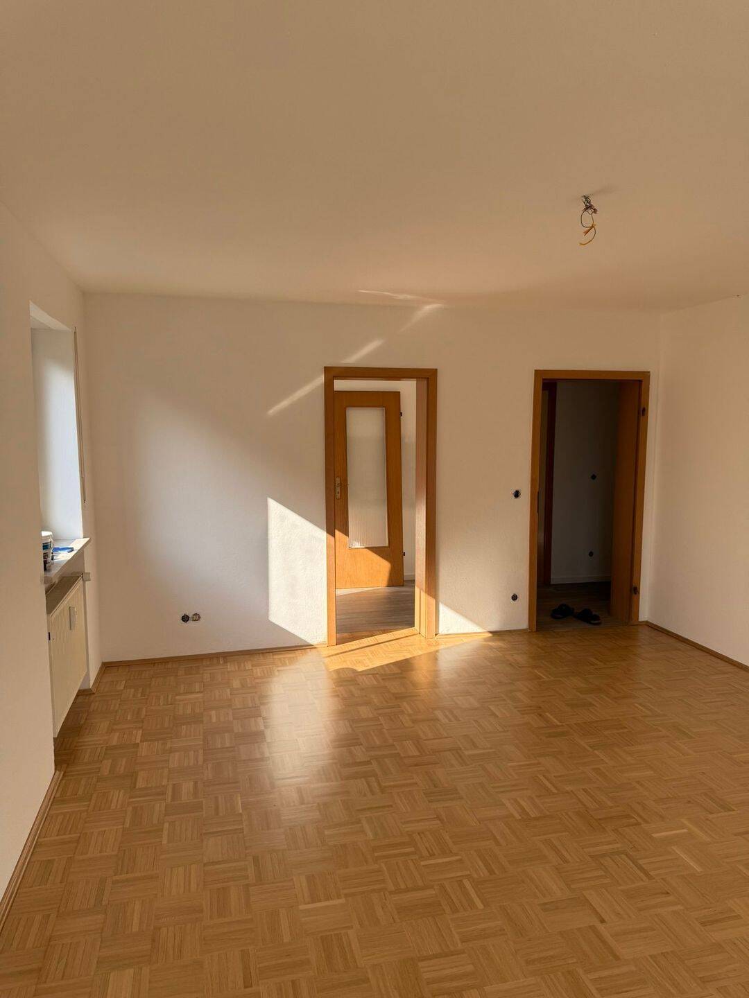 Frisch renovierte 2-Zimmer-Wohnung mit Balkon // Hochwertige neue Einbauküche inkl. Geräten // Modernisierte Böden // München-Kirchtrudering – München – Vorschaubild 3