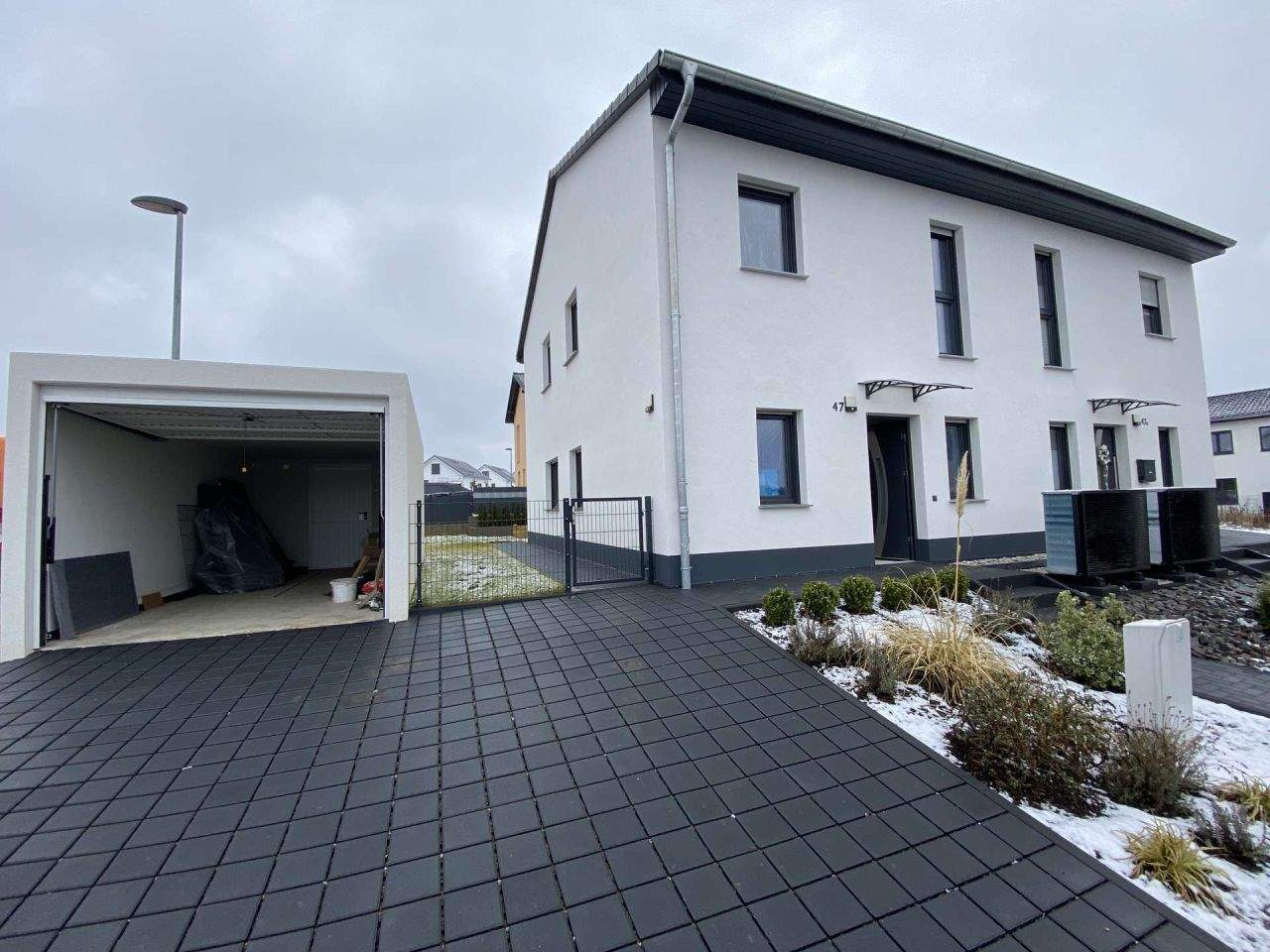 Provisionsfrei - Doppelhaushälfte KFW 55 mit Garage & Außenanlage in Borna zu verkaufen – Borna – Bild 1 von 9