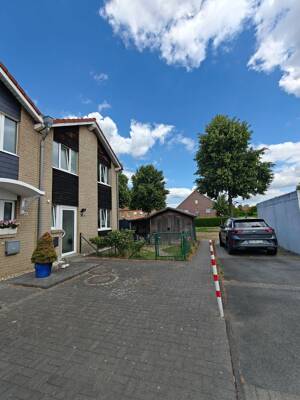 Zuhause ist Familienglück: Ruhiges Wohnen mit überdachter Terrasse & 2 Stellplätzen, Kempener Feld – 47804 Krefeld – Vorschaubild 2