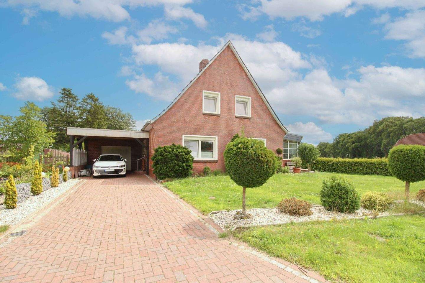 Charmantes Einfamilienhaus mit Garten, Garage und Carportstellplatz in Großefehn – Großefehn – Bild 1 von 9