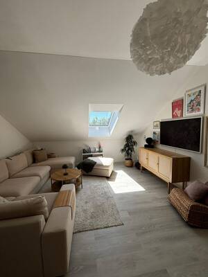 Exklusive 3-Zimmer-Dachgeschosswohnung (96 m²) im Dreifamilienhaus mit Loggia & Einbauküche