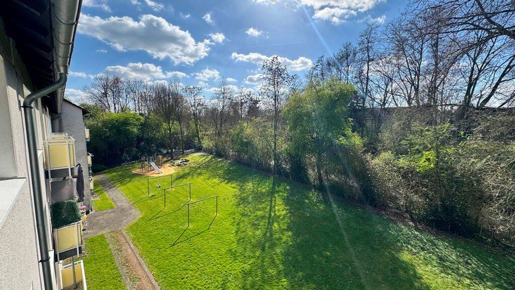 ***Kaufpreis reduziert !*** Geräumige 4,5- Raum- ETW mit Balkon zum Selbstbezug ! Provisionsfrei !