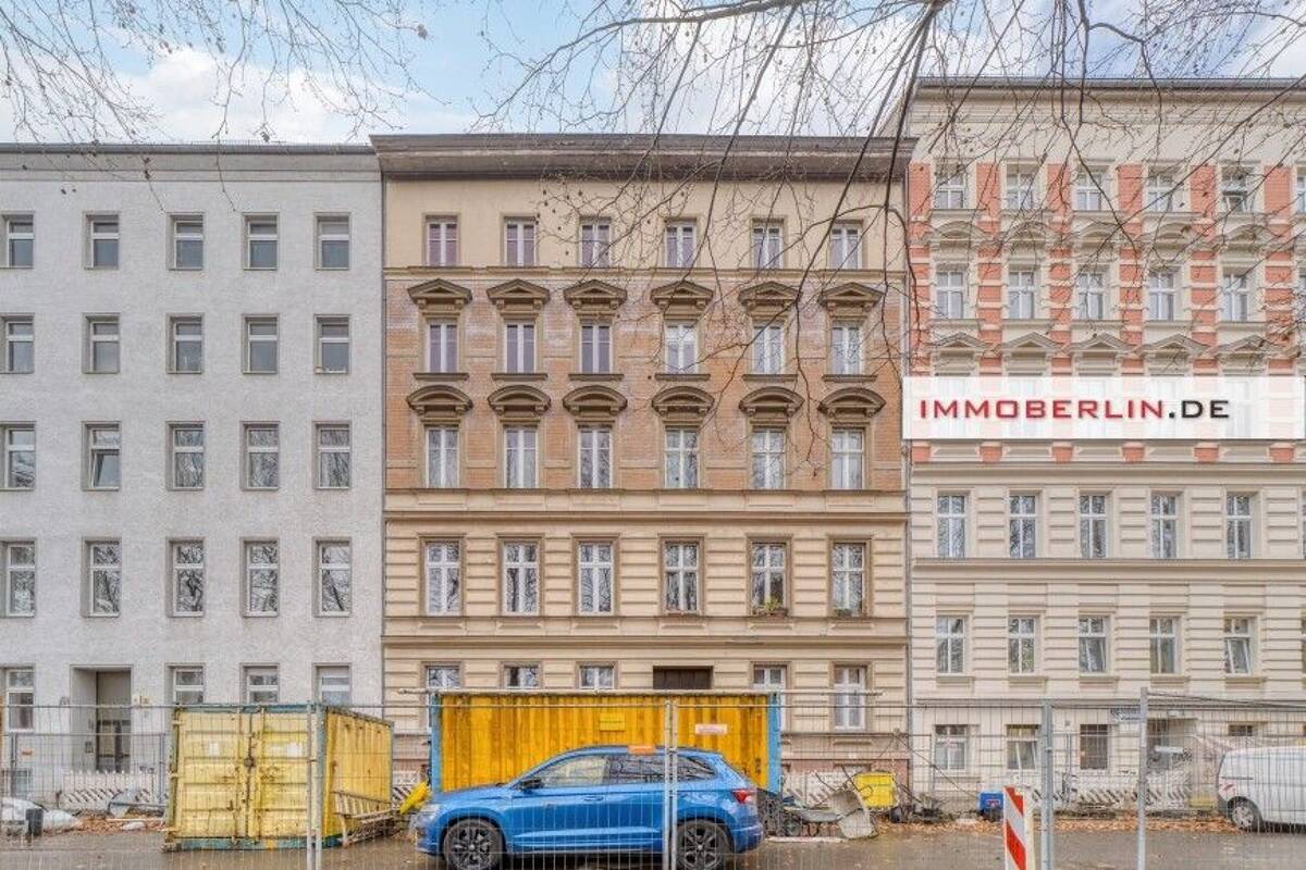 IMMOBERLIN.DE - Toplage! Klassisches Mehrfamilienhaus mit Ausbaupotential – 10557 Berlin – Bild 1 von 9