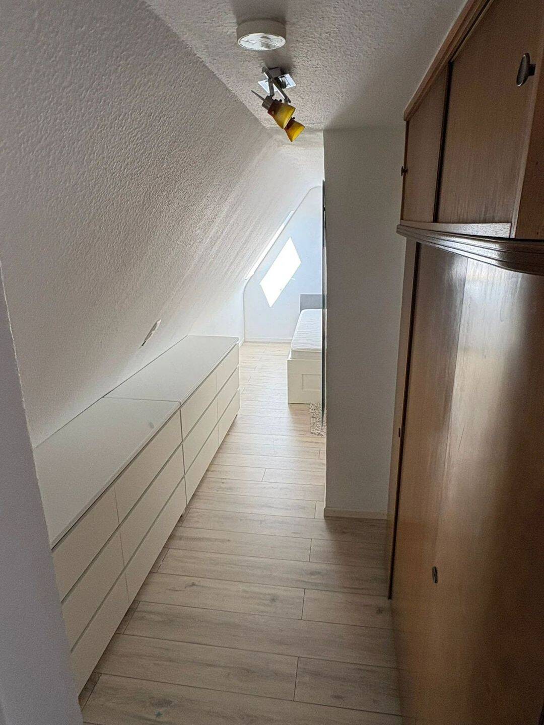 Charmante 2-Zimmer-Wohnung mit Holzdielen, Einbauküche und separatem Eingang in Hamburg-Sasel – Hamburg – Vorschaubild 2