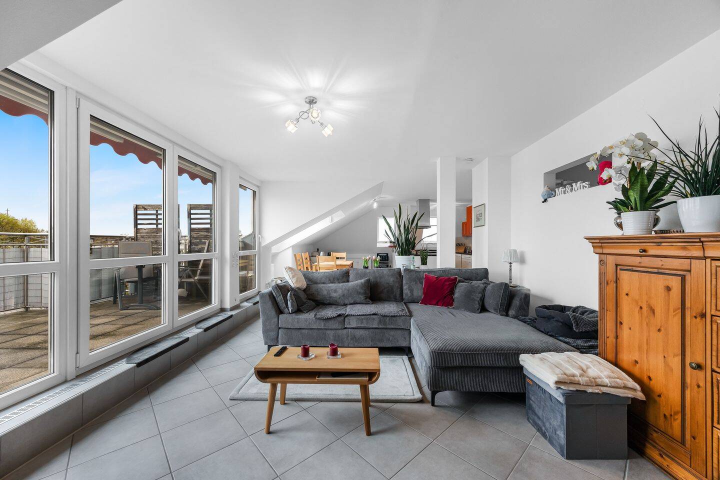 Charmante DG-Wohnung mit Südterrasse, Garten und TG zum sofortigen Bezug – München – Vorschaubild 3