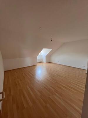 Großzügige 4-Zimmer-Dachgeschosswohnung mit Balkon und markanter Giebelfensterfront – 32756 Detmold – Vorschaubild 3