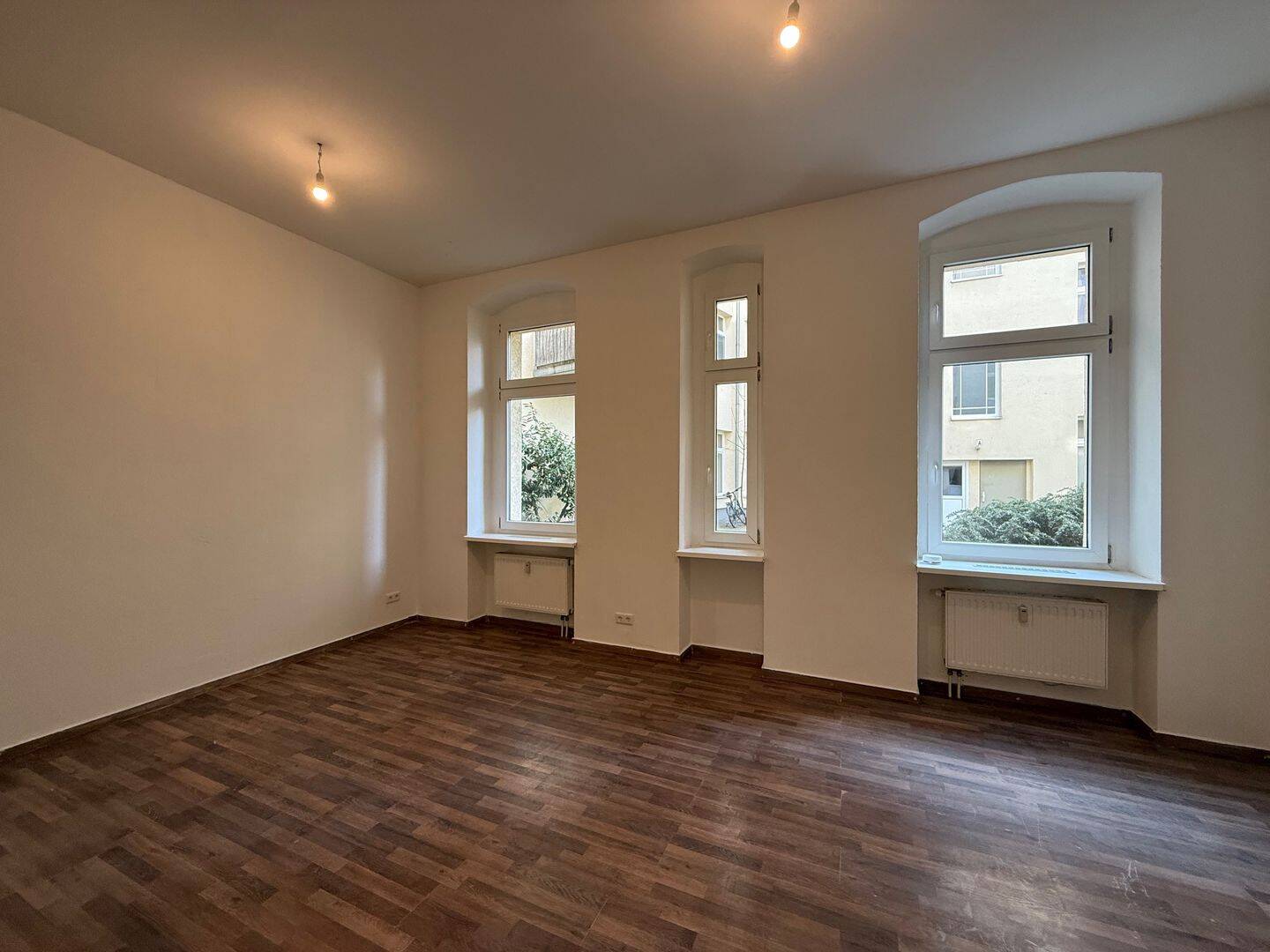 Bezugsfreie, großzügige 3-Zimmer-Erdgeschosswohnung im Altbau in Berlin-Weißensee! – Berlin – Bild 1 von 9