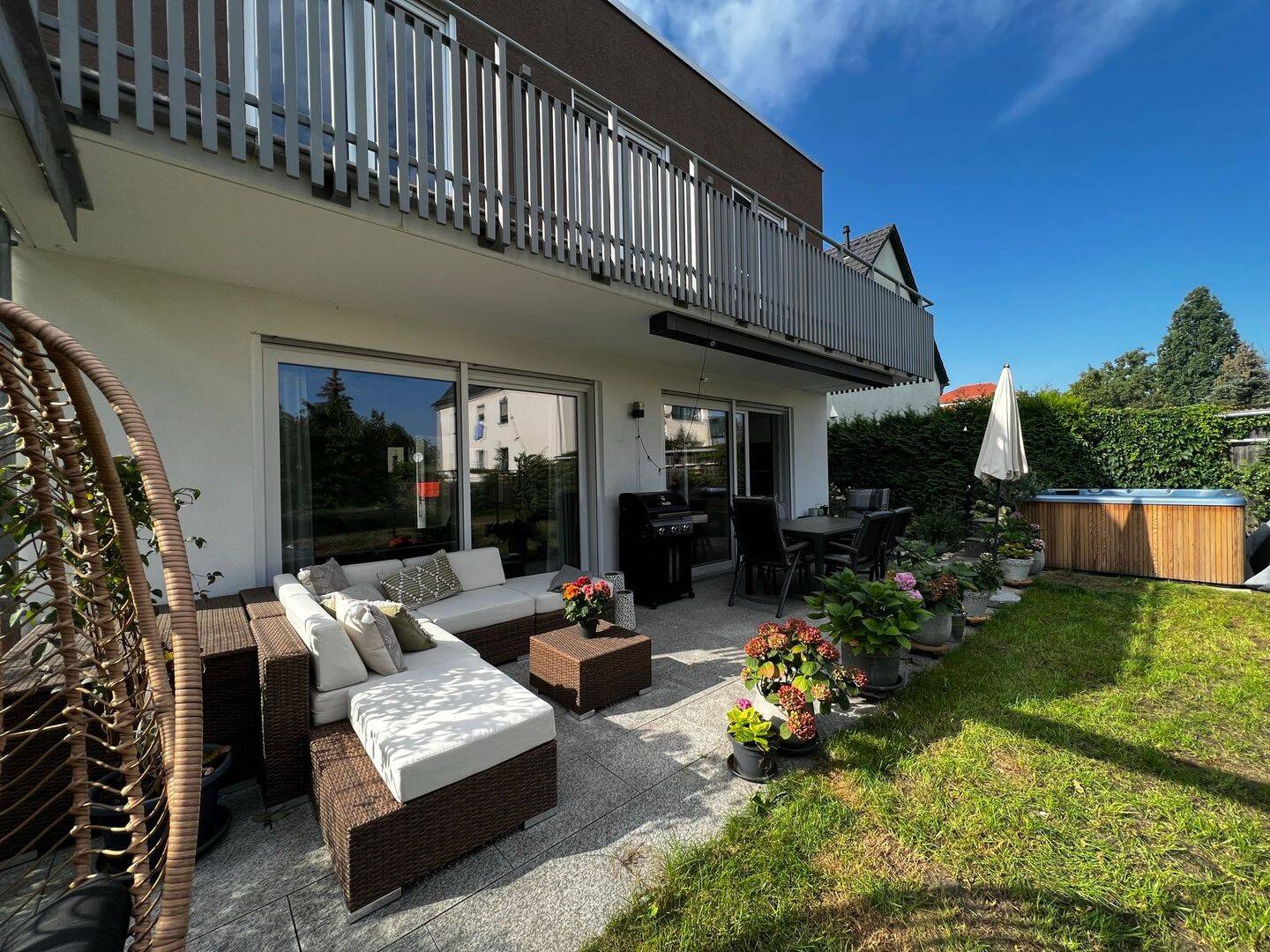 Modernes Einfamilienhaus mit EBK, Terrasse, Balkon, Grünflächen und Carport