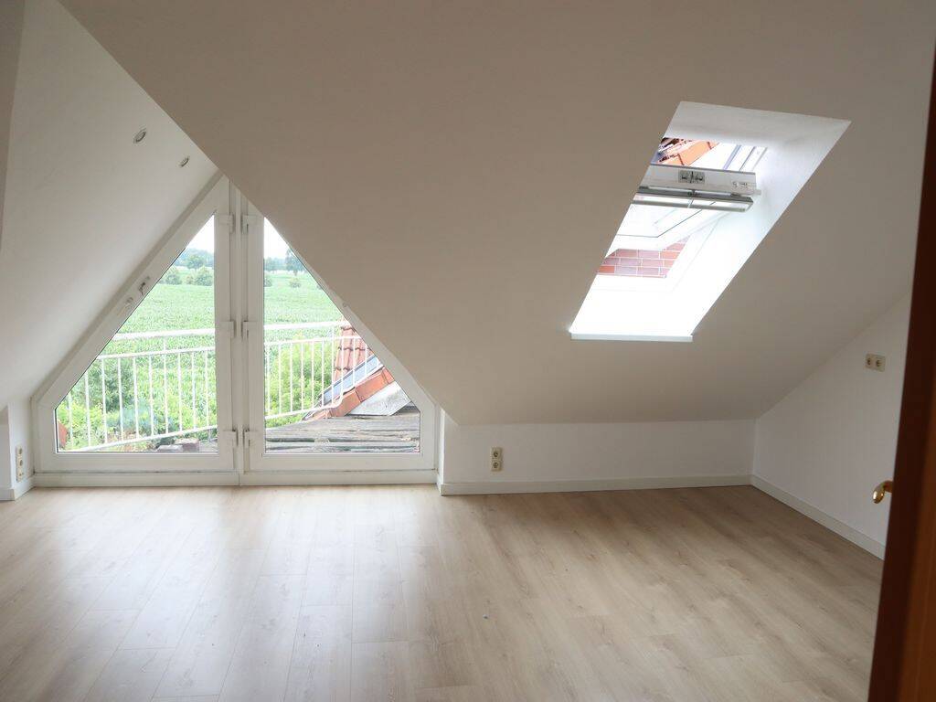Gepflegte 6-Zimmer Doppelhaushälfte mit solider Bausubstanz, mit Balkon, Dachterrasse, Carport! – Rastede – Vorschaubild 6
