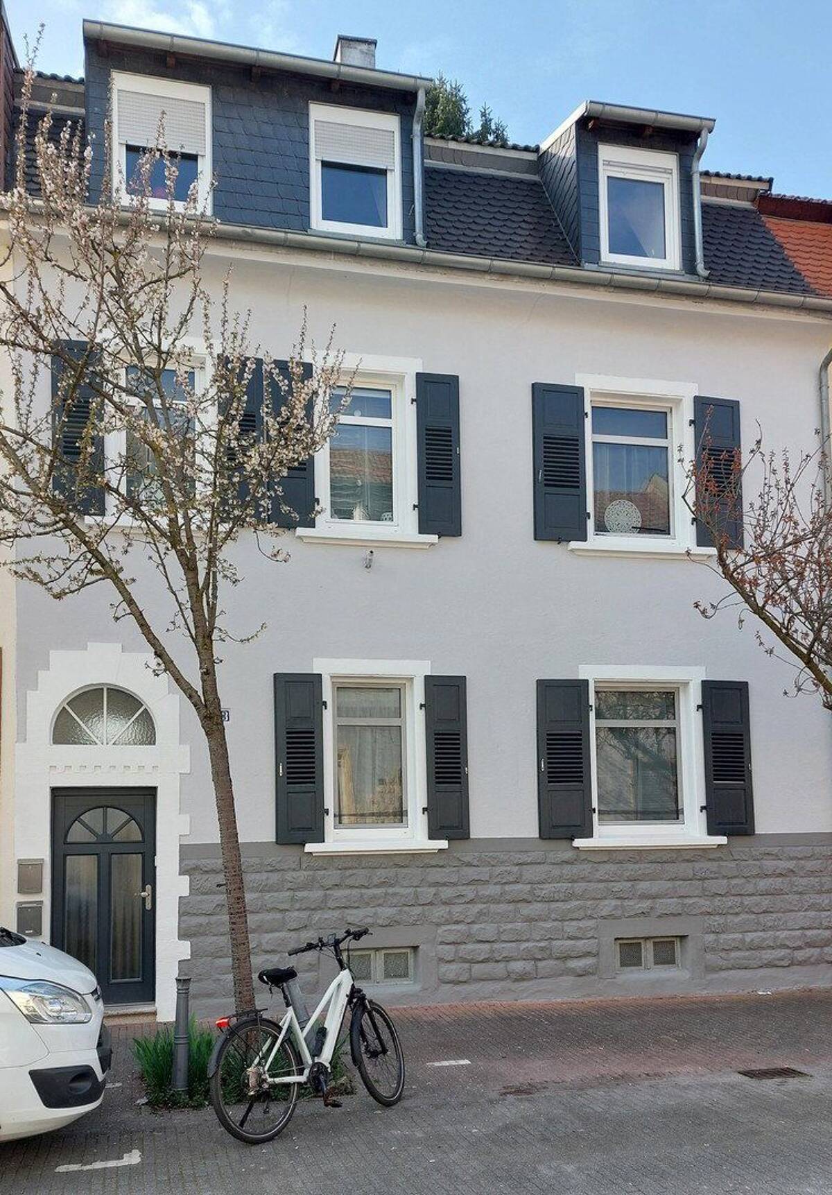 Sehr schönes 3 Fam.- Haus, große Balkone – 67065 Ludwigshafen am Rhein – Bild 1 von 9