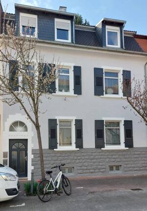 Sehr schönes 3 Fam.- Haus, große Balkone