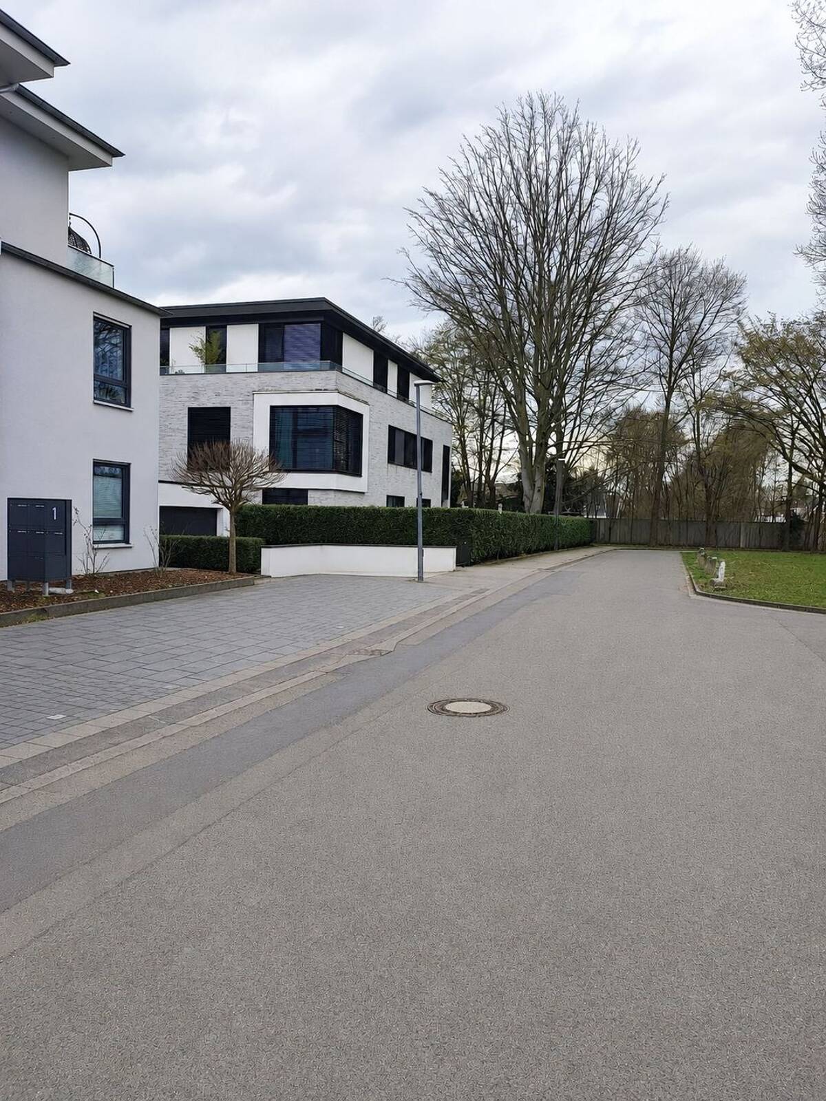 MODERNE ARCHITEKTUR TRIFFT AUF EXKLUSIVE AUSSTATTUNG, mit Garten, Terrassen – 50858 Köln – Bild 1 von 9