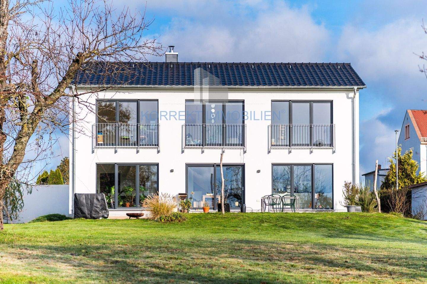 Exklusives Einfamilienhaus mit großzügigem Garten und Premium-Ausstattung (EEK A+) in erstklassiger Lage von Radebeul! – Radebeul – Bild 1 von 9