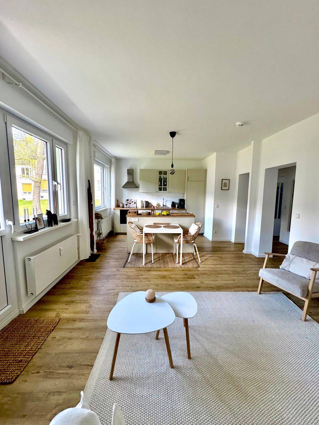 Tiefenmodernisiert & lichtdurchflutet - 2,5 Zimmer Wohnung mit Balkon in grüner Westend Lage
