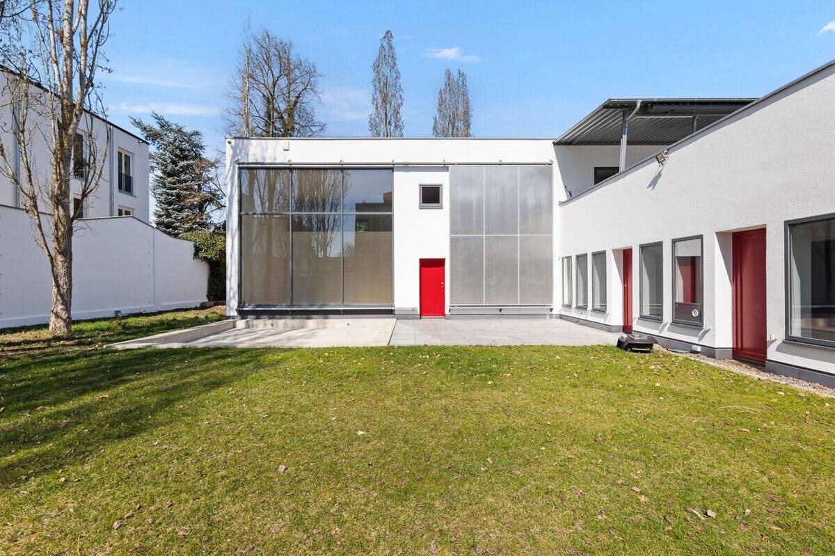 Exklusive Designervilla! Klare Linien, absolut ruhige Lage und große TG! – Regensburg – Bild 1 von 9