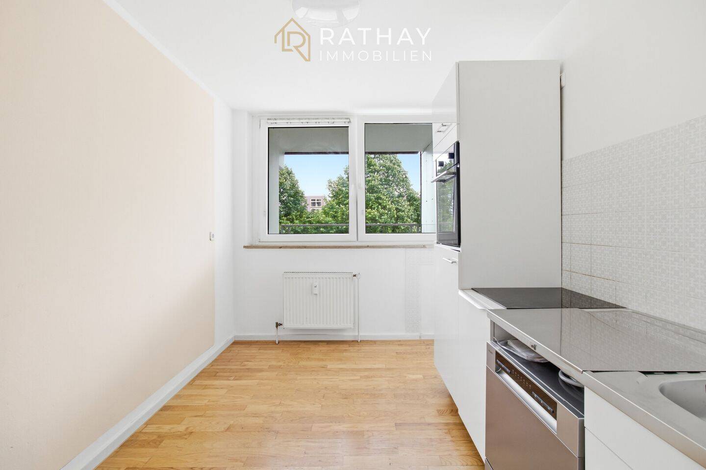 Bezugsfreie 3-Zimmer-Wohnung mit zwei Südbalkonen, Blick ins Grüne & zwei Tiefgaragenstellplätzen – Regensburg – Vorschaubild 7