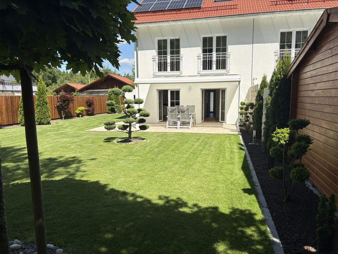 Perfekte 5-Zi.-DHH | Bj. 2022 | 500 m² Grundstück | Waldrandlage – Brunnthal – Bild 1 von 9
