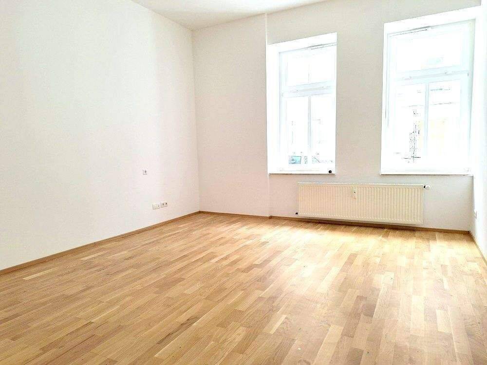 !! 4-Zimmer-Wohnung in ruhiger Nebenstraße mit Balkon und PKW-Stellplatz !!