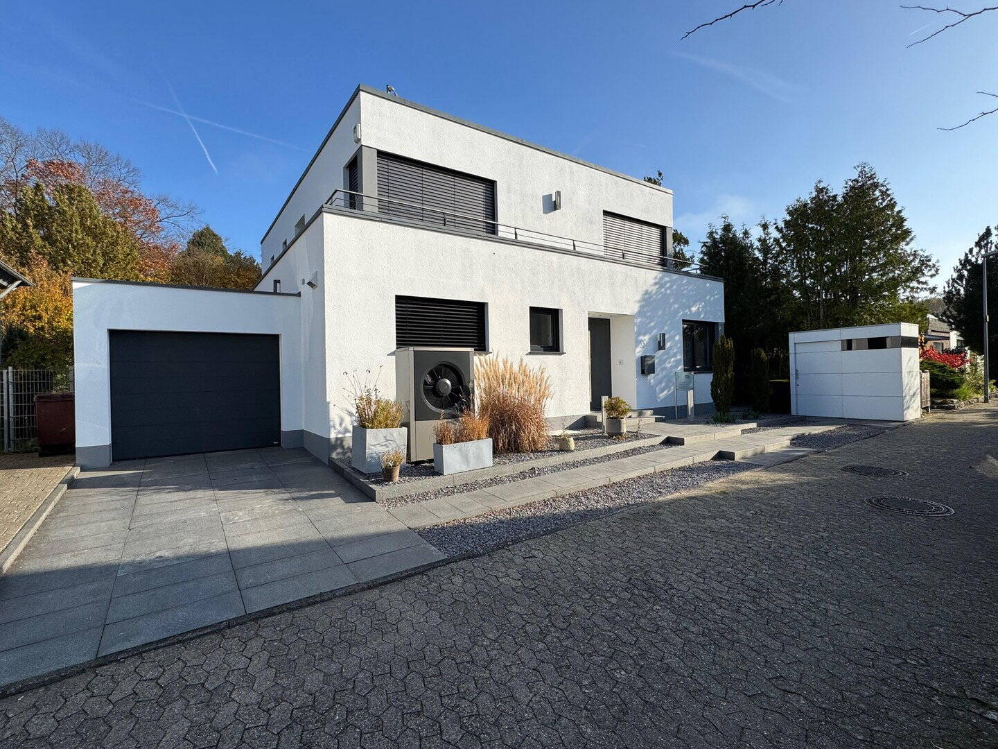 Luxuriöses Einfamilienhaus in schöner Waldrandlage von Dormagen – Dormagen – Bild 1 von 9