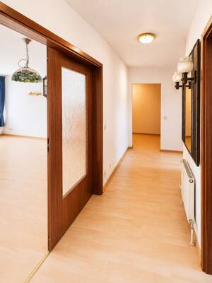 Seltene Gelegenheit: 3-Zimmer-Wohnung mit zwei Balkonen im 2. Obergeschoss nahe Kirdorfer Feld – 61350 Bad Homburg vor der Höhe – Vorschaubild 6