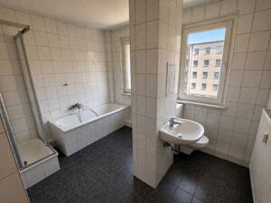 Für Sie frisch renoviert: Jetzt schnell sein! Helle 3-Raum-Wohnung mit Balkon