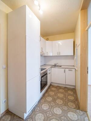 2 Zimmer-Wohnung mit Schwarzwaldblick. Lichtdurchflutete Zimmer, Balkon mit Doppelzugang und Tiefgarage in Freiburg – 79106 Freiburg im Breisgau – Vorschaubild 2