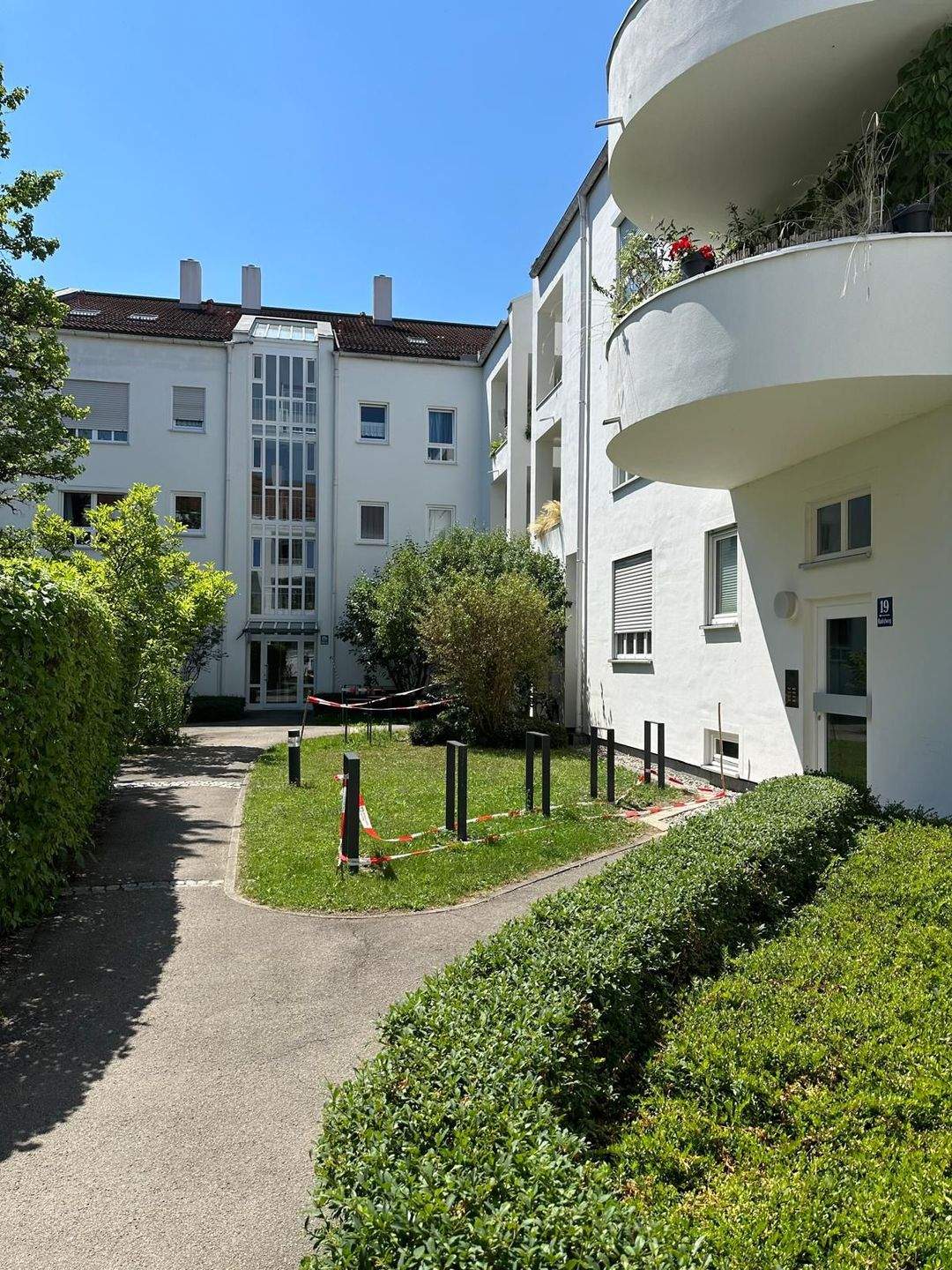 Ruhiger Westbalkon, sehr hell--freie Wohnung im Hochparterre, TG Stellplatz