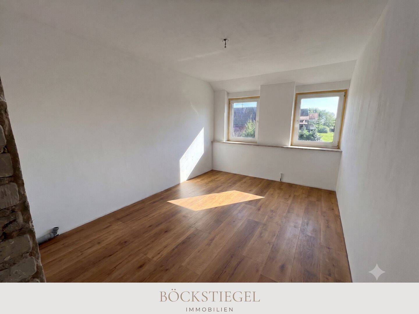 Kernsaniert & eigener Garten: Dachgeschwossung in ländlicher Idylle!