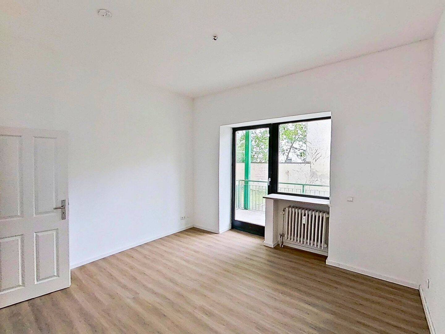 Große und vollständig renovierte 2-Zimmer-Wohnung mit BALKON