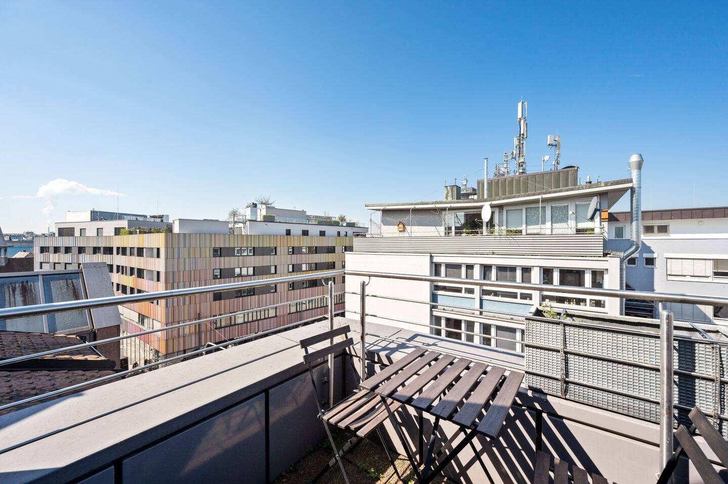 Exklusive 1,5-Zimmer-Dachgeschosswohnung mit Empore, Tiefgaragenstellplatz & Vollmöblierung in Top-Lage von Heilbronn – Heilbronn – Vorschaubild 8