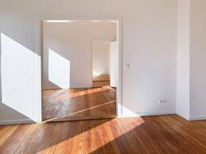 Lichtdurchflutete 4,5-Zimmer-Wohnung | Hochwertig kernsaniert | Echtholzböden | Massivholzküche | Walk-In Dusche - WG geeignet – 24837 Schleswig – Vorschaubild 3