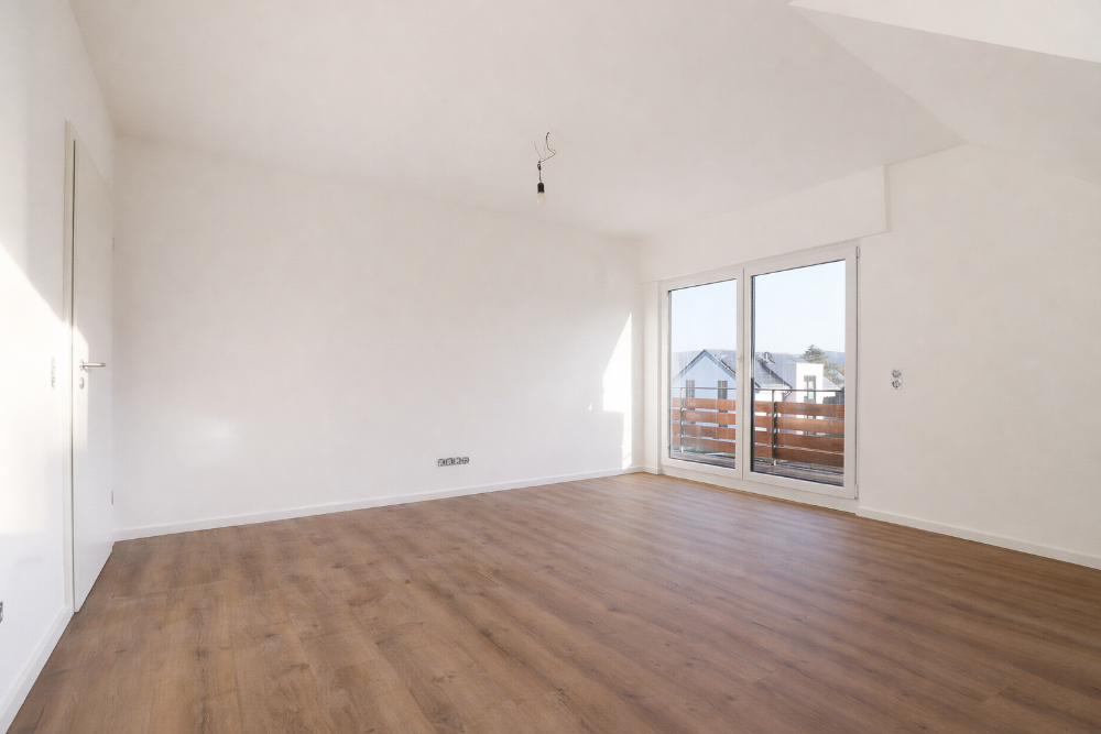 *Föhren* sanierte 3 ZKB Dachgeschosswohnung mit Balkon in guter Lage! – Föhren – Bild 1 von 9