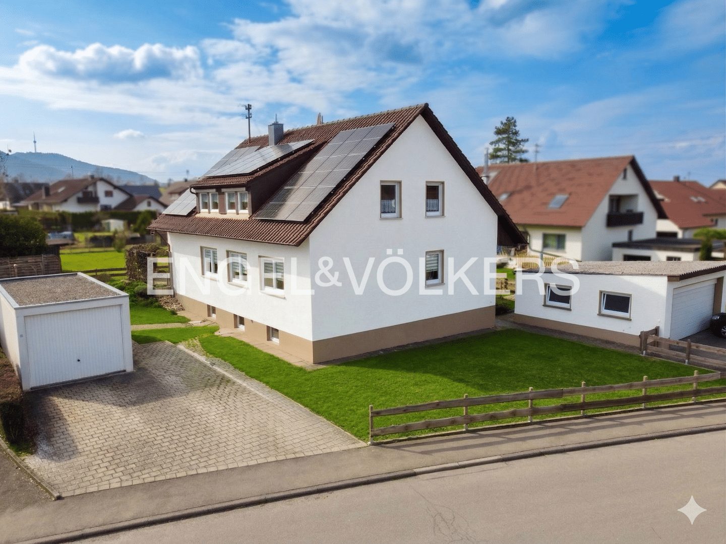 Modernisiertes Ein-/Zweifamilienhaus mit PV-Anlage und 3 Garagen in perfekter Lage für Familien – Balingen – Bild 1 von 9