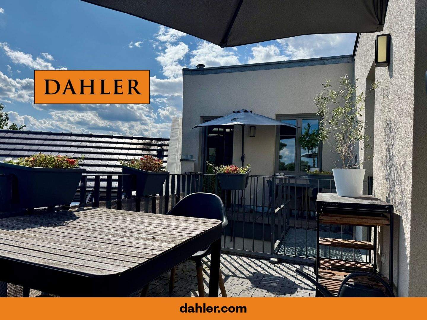 Stilvolles Wohnen über den Dächern Babelsbergs - moderne Dachgeschosswohnung mit zwei Balkonen und separaten Einheiten – Potsdam – Bild 1 von 9